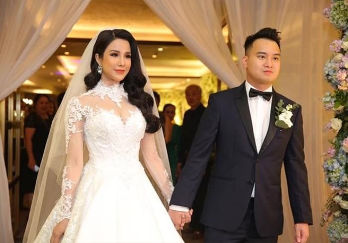 nghi van mot a hau vbiz bi bat gap khoa moi chong cu diep lam anh trong quan bar1 nghi van mot a hau vbiz bi bat gap khoa moi chong cu diep lam anh trong quan bar1