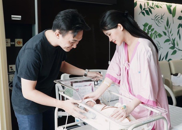 gia dinh le au ngan anh lam day thang cho nhoc ty he lo ten that va tinh cach dac biet con trai