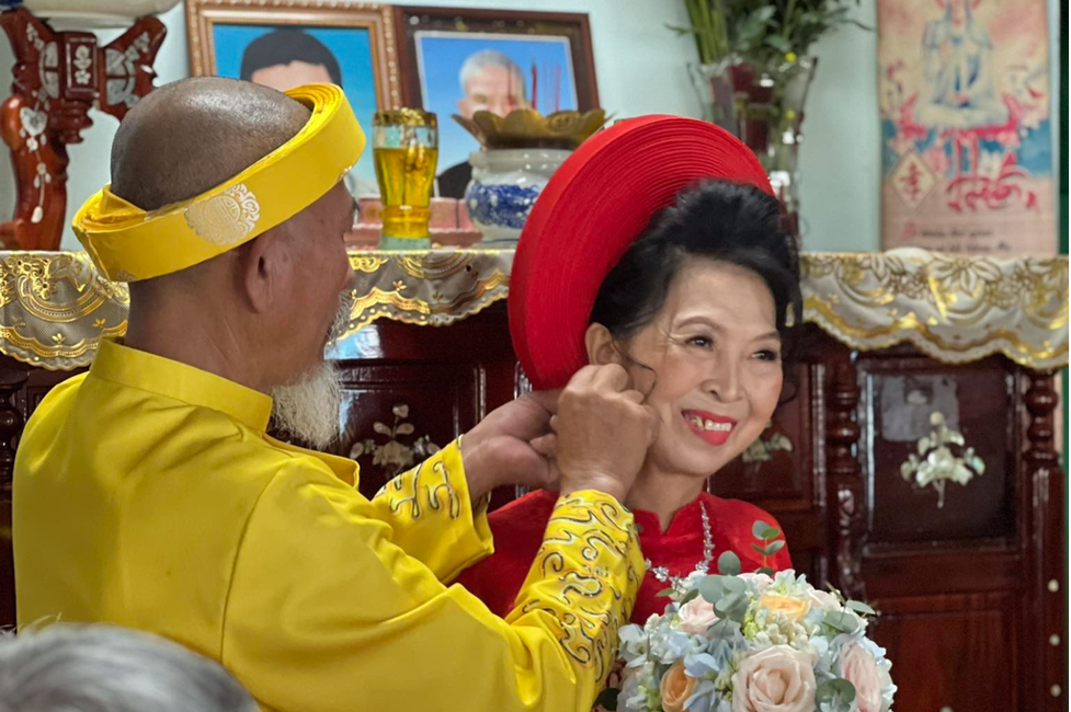 dam cuoi hot nhat mang xa hoi chu re u70 tu my ve ruoc co dau 62 tuoi sau hon 4 thap ky cho doi2