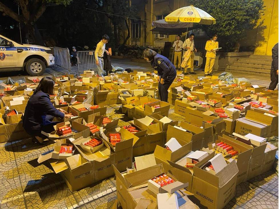 ha noi tam giu hon 18 000 san pham nghi la phao