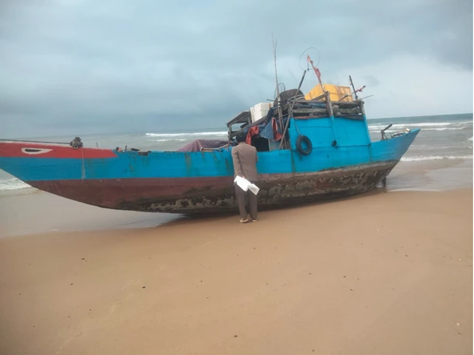 phat hien tau khong nguoi lai troi dat vao bo bien quang binh1
