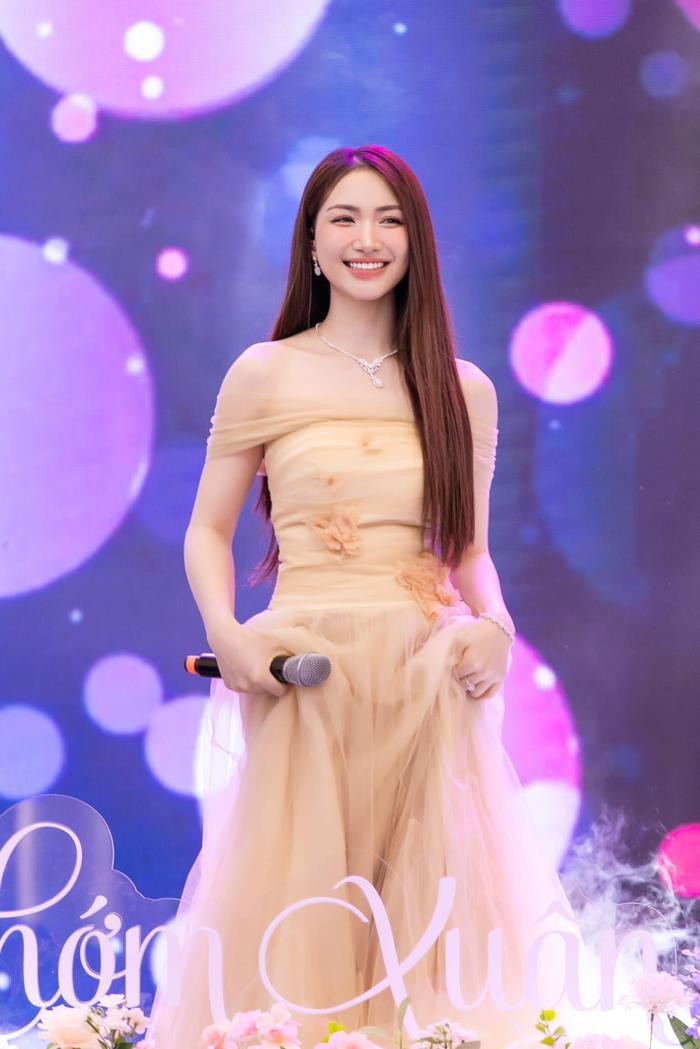 hoa minzy bi lua phun vao mat khi bieu dien tren san khau thai do gay ngo ngang hoa minzy bi lua phun vao mat khi bieu dien tren san khau thai do gay ngo ngang