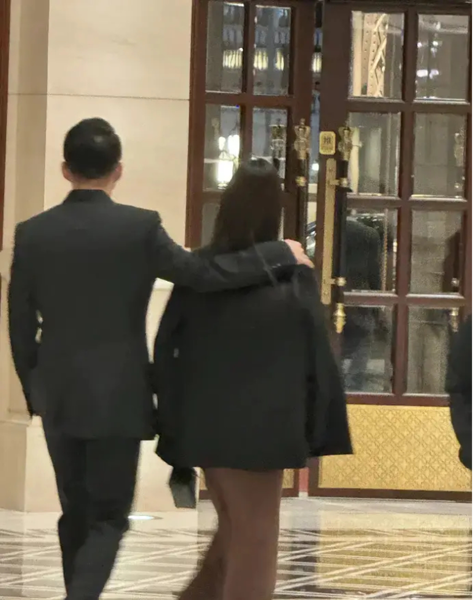 ban gai moi song hanh cung uong tieu phi tai macau4 ban gai moi song hanh cung uong tieu phi tai macau4