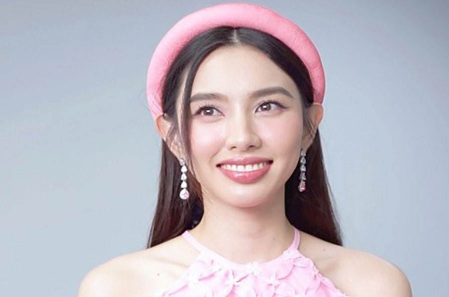 khoanh khac hoa hau thuy tien dung hinh khi gap su co tren san khau lan song xanh khoanh khac hoa hau thuy tien dung hinh khi gap su co tren san khau lan song xanh