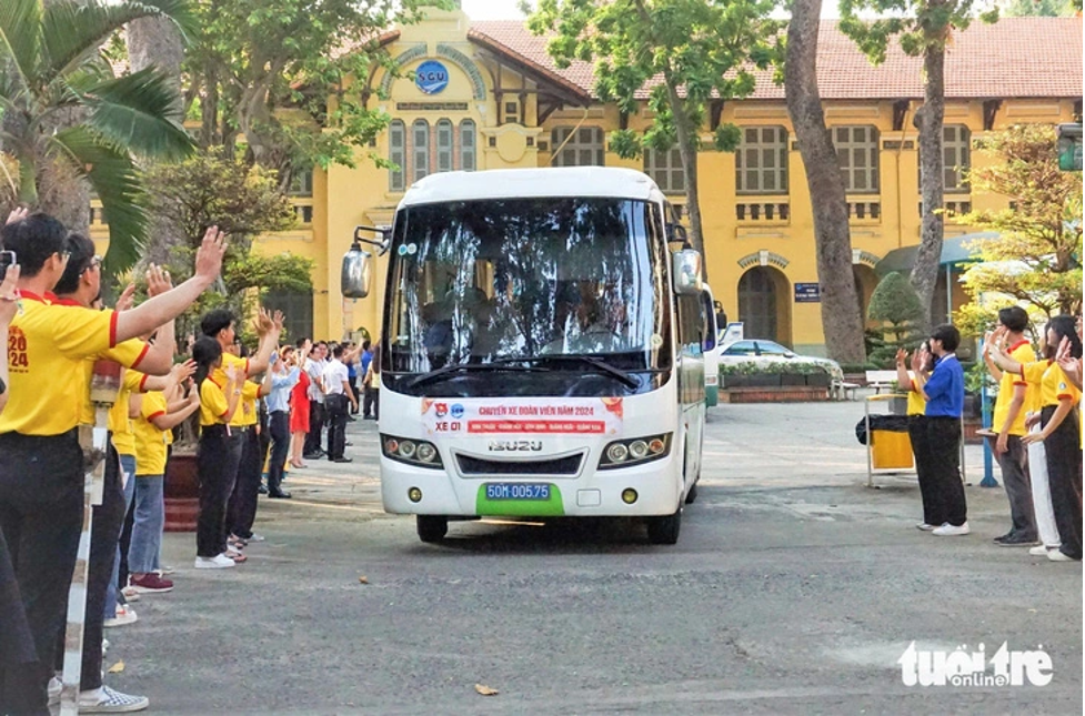 cac ban sinh vien tp hcm noi gi khi duoc to chuc chuyen xe mien phi ve que 