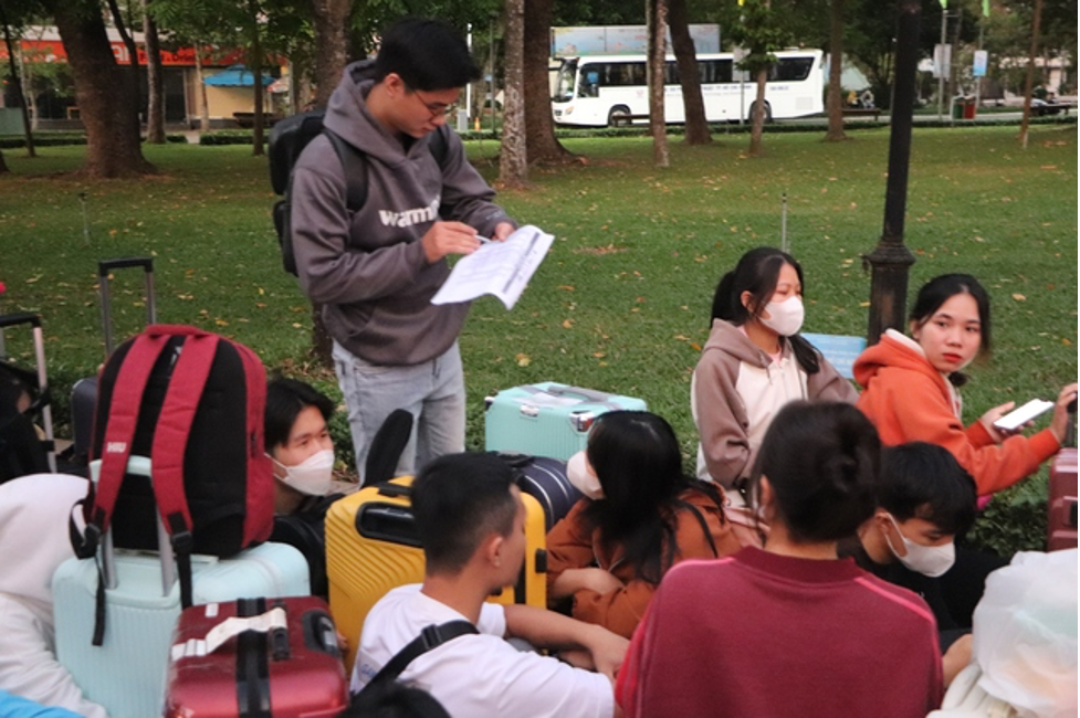 cac ban sinh vien tp hcm noi gi khi duoc to chuc chuyen xe mien phi ve que 3