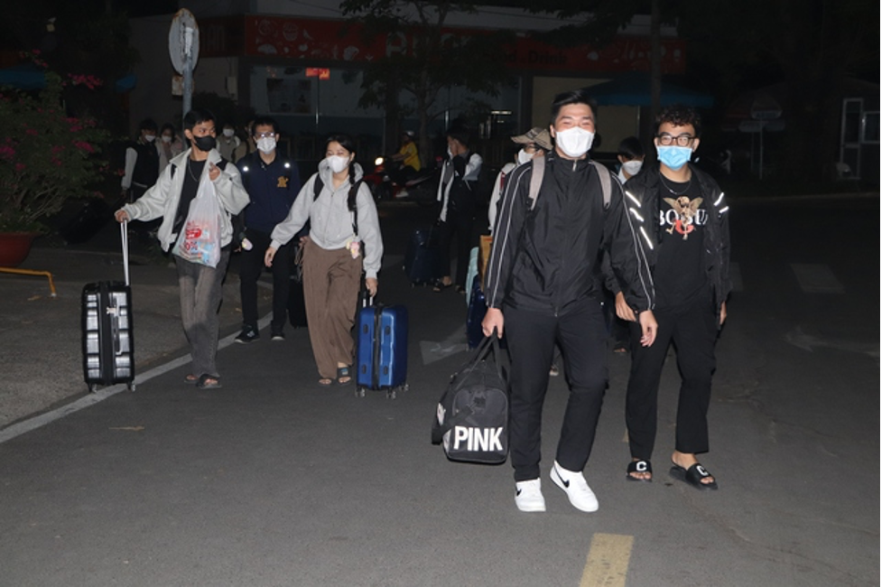cac ban sinh vien tp hcm noi gi khi duoc to chuc chuyen xe mien phi ve que 41