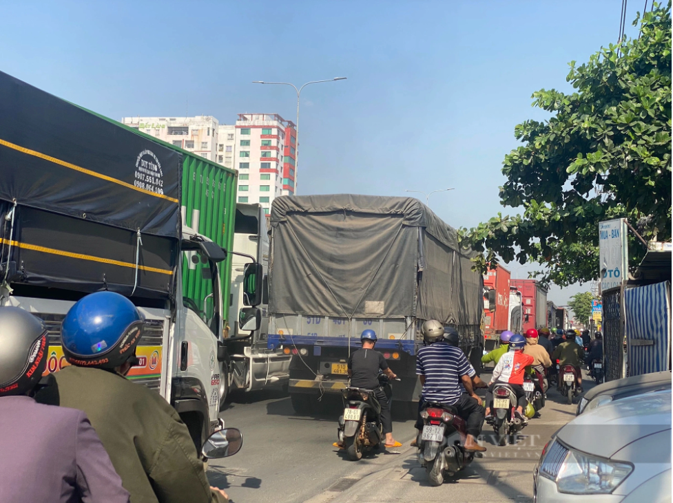 xe container va cham voi gia long mon o tp hcm duong quoc lo un tac hon 3km xe container va cham voi gia long mon o tp hcm duong quoc lo un tac hon 3km