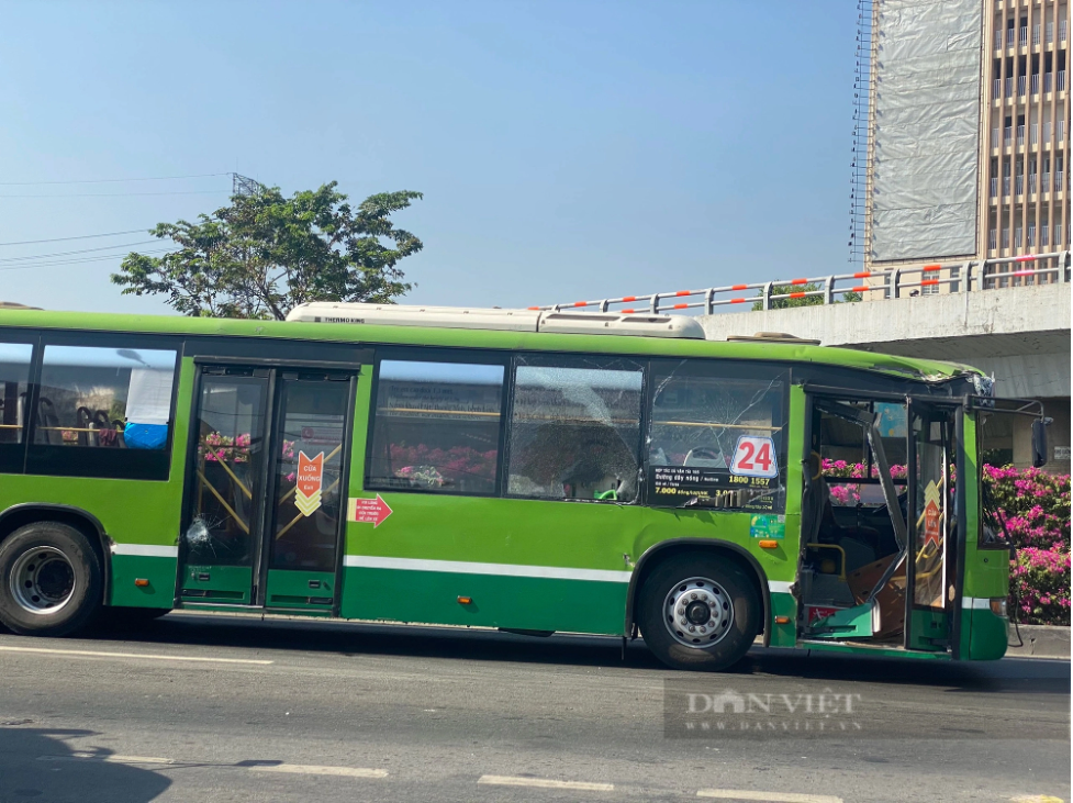 xe container va cham voi gia long mon o tp hcm duong quoc lo un tac hon 3km2 xe container va cham voi gia long mon o tp hcm duong quoc lo un tac hon 3km2