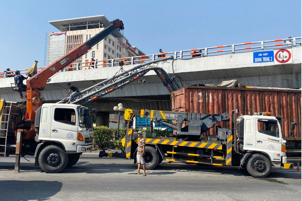 xe container va cham voi gia long mon o tp hcm duong quoc lo un tac hon 3km3 xe container va cham voi gia long mon o tp hcm duong quoc lo un tac hon 3km3