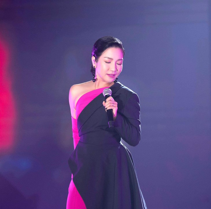 bi khan gia nhan tin nhac nho mac do ngan my linh noi gi2 bi khan gia nhan tin nhac nho mac do ngan my linh noi gi2