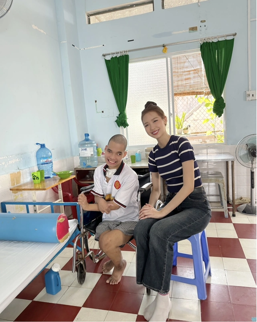 hoa hau le nguyen bao ngoc trao qua cho tre khuyet tat tai tp hcm3 hoa hau le nguyen bao ngoc trao qua cho tre khuyet tat tai tp hcm3
