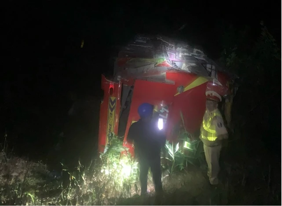 vu xe khach cho 30 nguoi lao xuong vuc sau nhieu nguoi bi thuong2