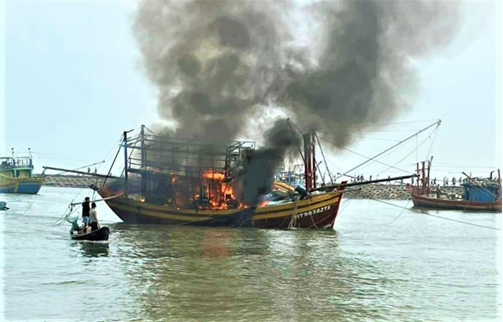 tau ca boc chay du doi khi dang neo daupng