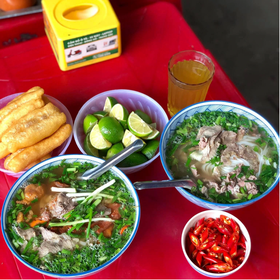 vu quan pho noi tieng ha noi nhan tin dan mat khach vi dang bai to len mang chu quan len tieng2