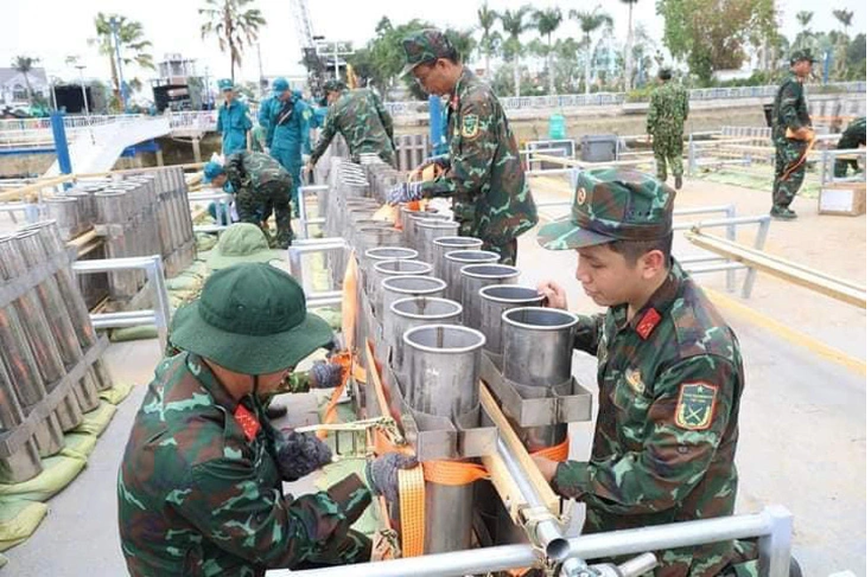 can tho ban phao hoa tam cao dem giao thua tu sa lan tren song
