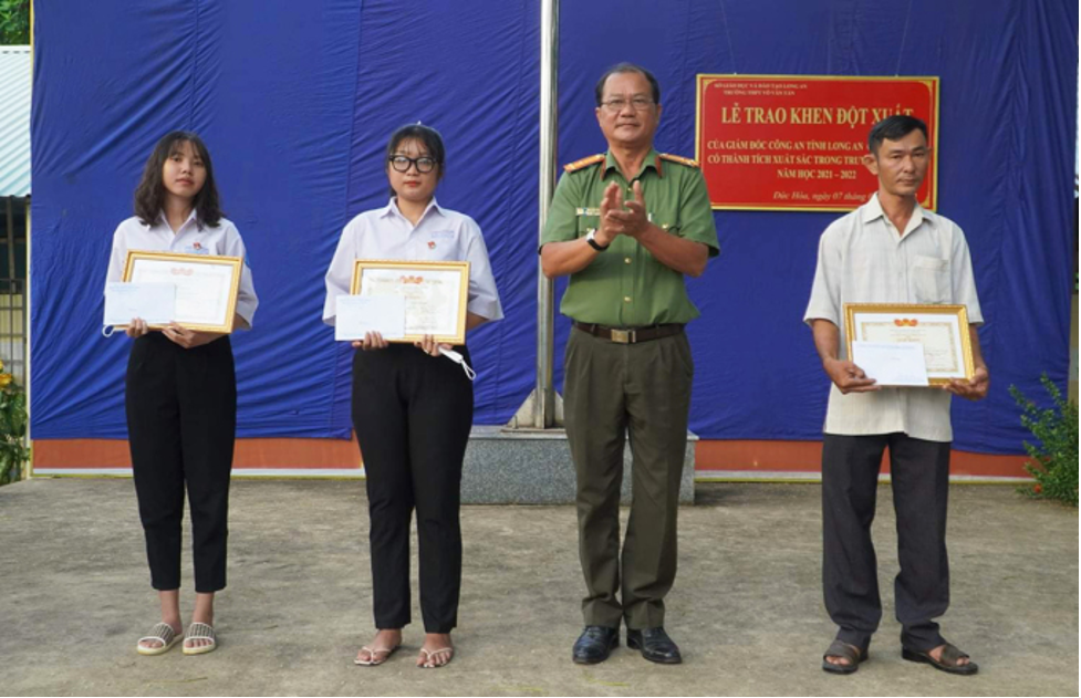 tuyen duong khen thuong nam sinh lop 9 dung cam bat cuop