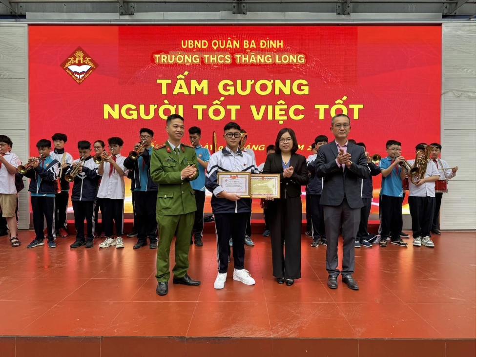 tuyen duong khen thuong nam sinh lop 9 dung cam bat cuop2