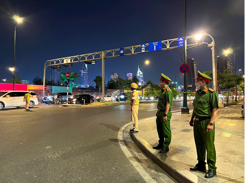 csgt tp hcm kiem tra nong do con xuyen dem giao thua dam bao ttatgt pccc7 csgt tp hcm kiem tra nong do con xuyen dem giao thua dam bao ttatgt pccc7