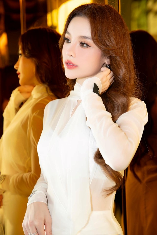 emily noi gi ve viec huyen baby bi chong phong an tham gia showbiz trong vong 10 nam