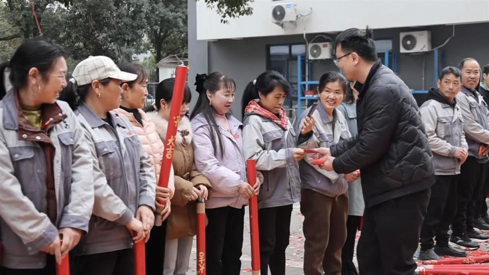 cong ty manh tay li xi hon 10 trieu dong cho nhan vien neu dap ung dieu kien nay2 cong ty manh tay li xi hon 10 trieu dong cho nhan vien neu dap ung dieu kien nay2