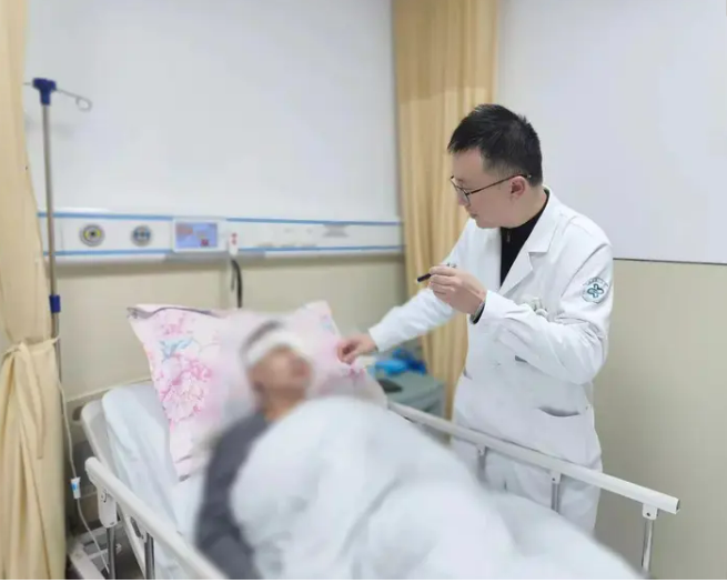 danh hon 10 tieng lien tuc de xem phim trong rap co gai ta hoa khi mat khong nhin ro thu gi