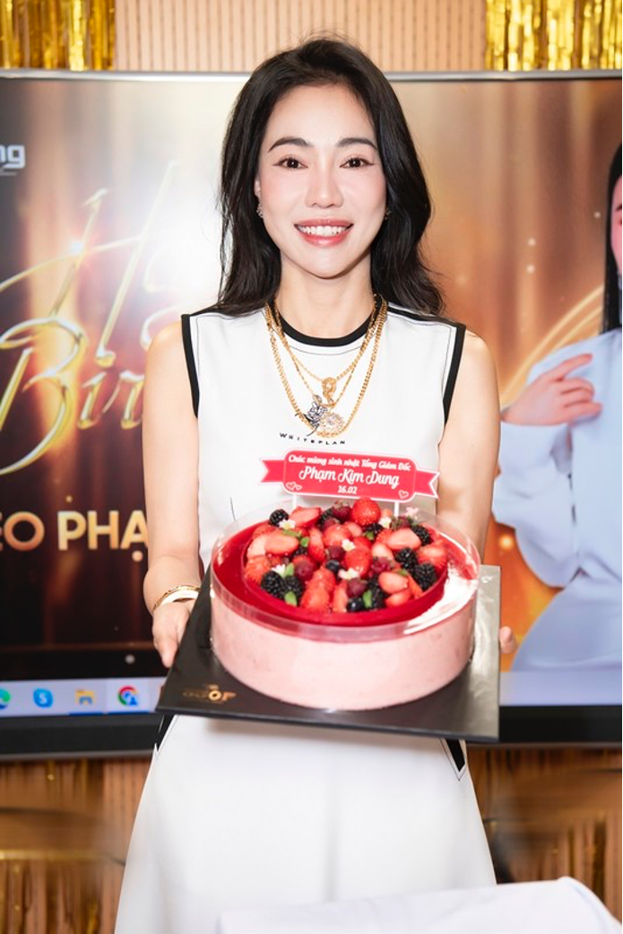hoa hau le hoang phuong tang nua ky vang cho di dung nhan dip sinh nhat7