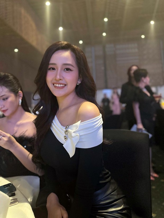 mai phuong thuy dang anh ben chang trai giau mat dan tinh to mo danh tinh