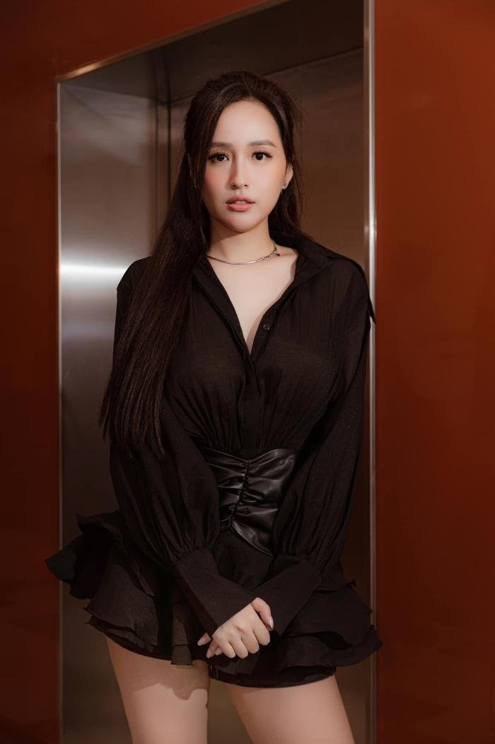 mai phuong thuy dang anh ben chang trai giau mat dan tinh to mo danh tinh1