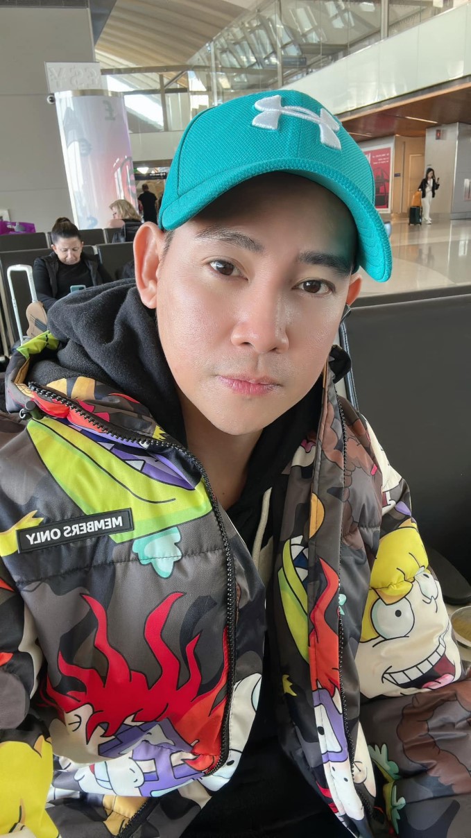 phung ngoc huy dang trang thai chu y ngay giua lum xum bi vo o my to ngoai tinh