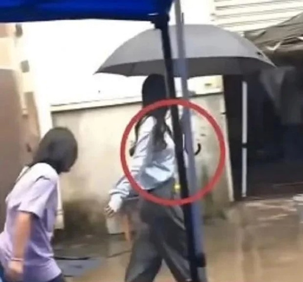 tranh cai clip duong mich de nhan vien uot duoi mua2