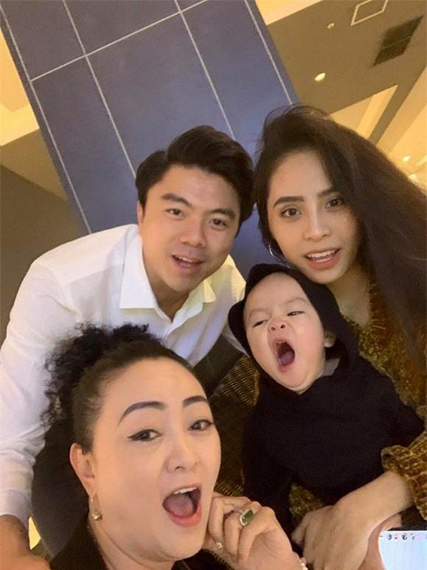 me chong ca nuong kieu anh mang thai doi o tuoi 47 bat mi moi quan he me chong nang dau1