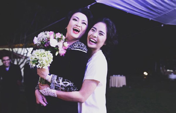 me chong ca nuong kieu anh mang thai doi o tuoi 47 bat mi moi quan he me chong nang dau3