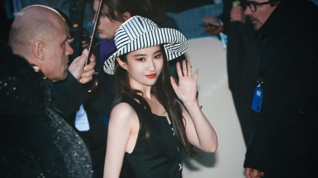 luu diec phi xuat hien voi tao hinh gay that vong tai show dien cua louis vuitton2 luu diec phi xuat hien voi tao hinh gay that vong tai show dien cua louis vuitton2