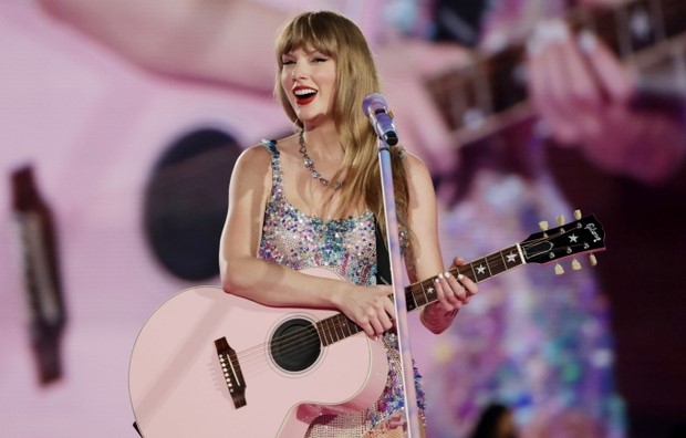 ban trai bay nua vong trai dat den singapore tham taylor swift ban trai bay nua vong trai dat den singapore tham taylor swift