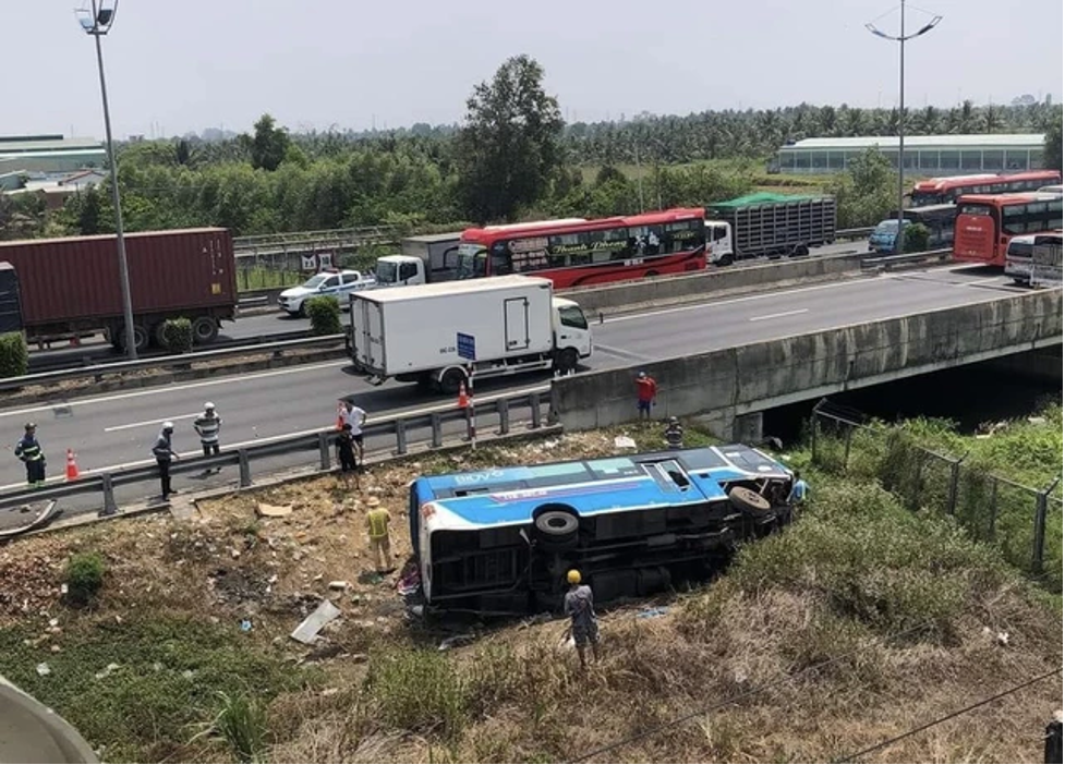 hien truong vu lat xe tren duong cao toc tp hcm trung luong nhieu nguoi nhap vien4 hien truong vu lat xe tren duong cao toc tp hcm trung luong nhieu nguoi nhap vien4