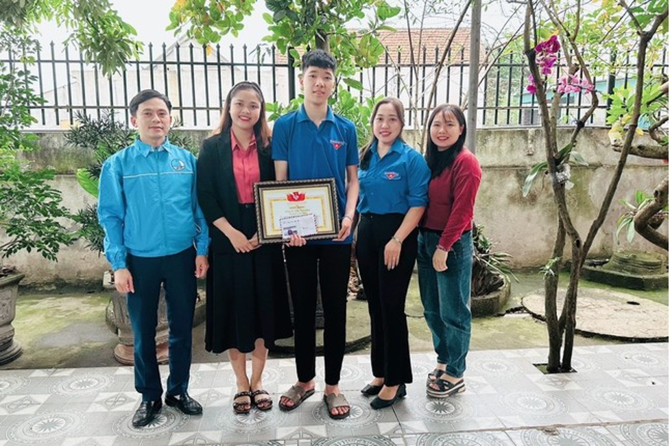 nam sinh lop 10 den ngan hang tra lai sau khi nhan duoc 400 trieu do nguoi khac chuyen nham