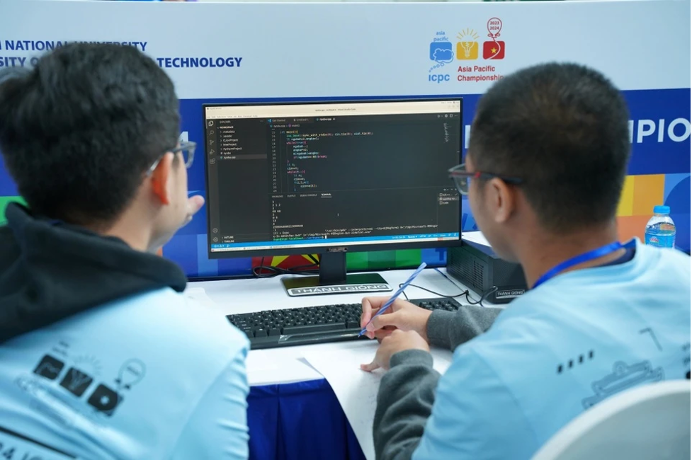 truong dai hocmanh tay chi laptop va bo tri cho o cho 100 sinh vien nhap hoc
