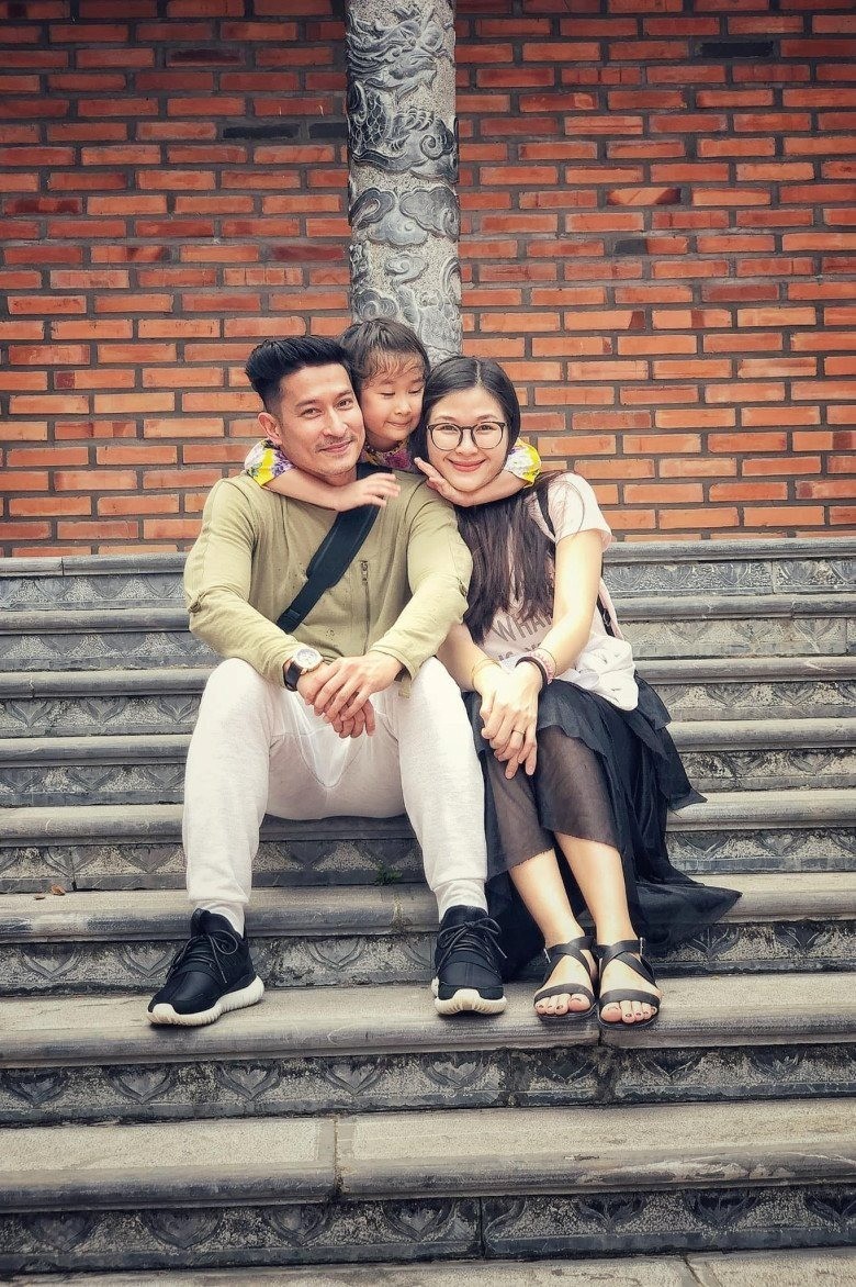mac anh thu co dong thai gi giua thong tin huy khanh than mat ben ban dien