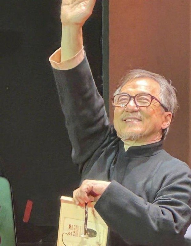 thanh long xuat hien voi ve ngoai gia nua khien khan gia lo lang thanh long xuat hien voi ve ngoai gia nua khien khan gia lo lang