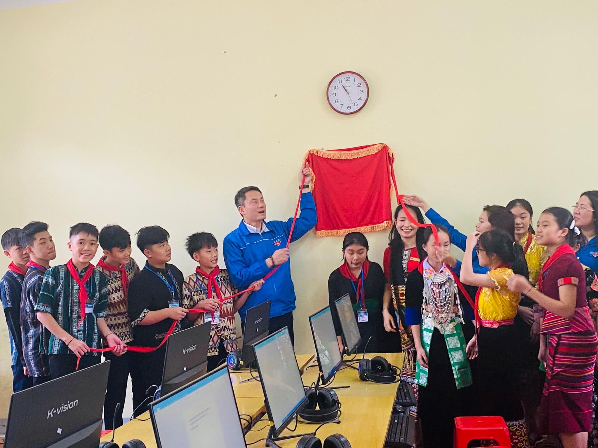 den vau xay phong tin hoc cho tre em mien nui tu doanh thu cac ca khuc so tien gay ngo ngang