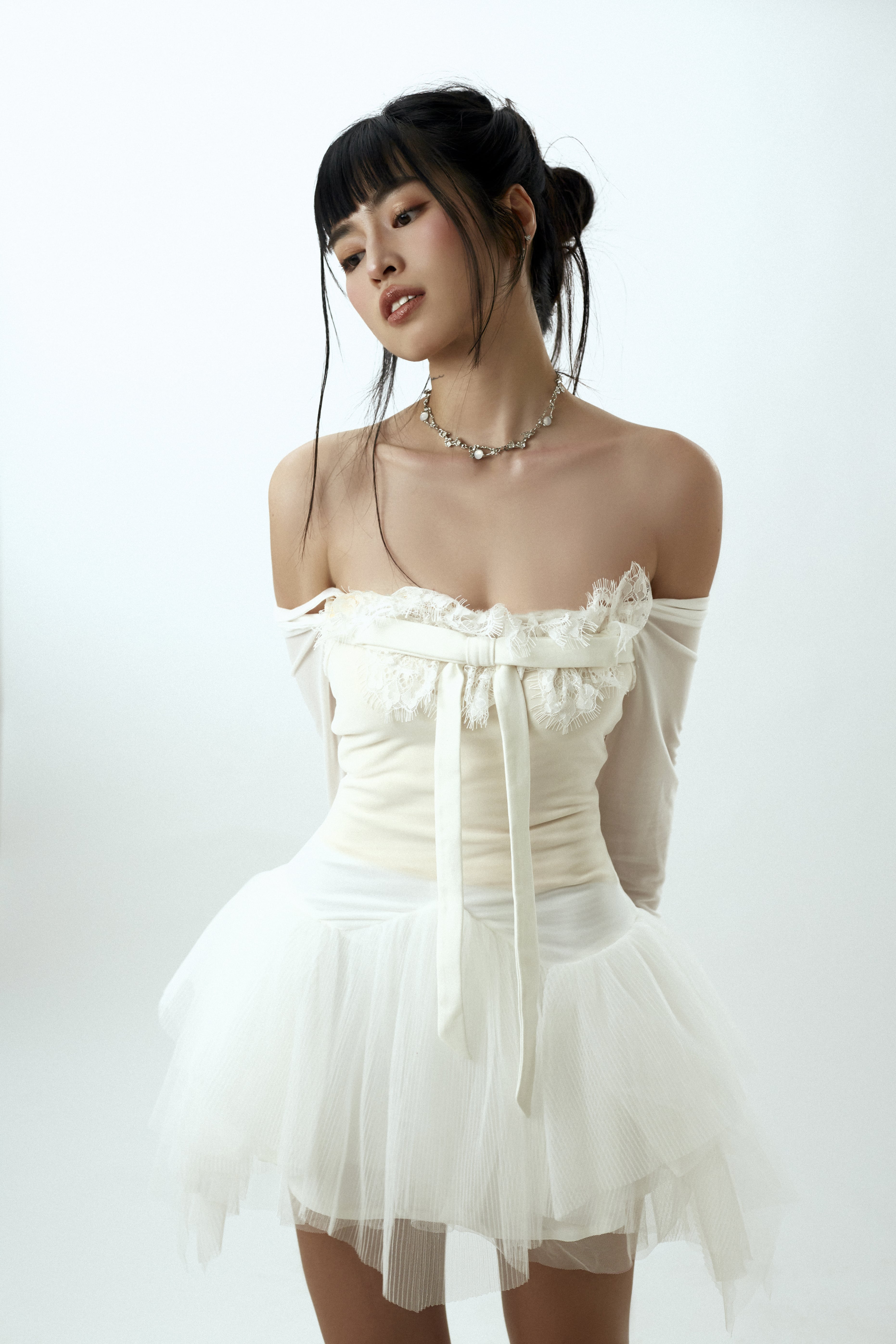 khanh van khoe nhan sac trong treo khien fan dung ngoi khong yen1 khanh van khoe nhan sac trong treo khien fan dung ngoi khong yen1