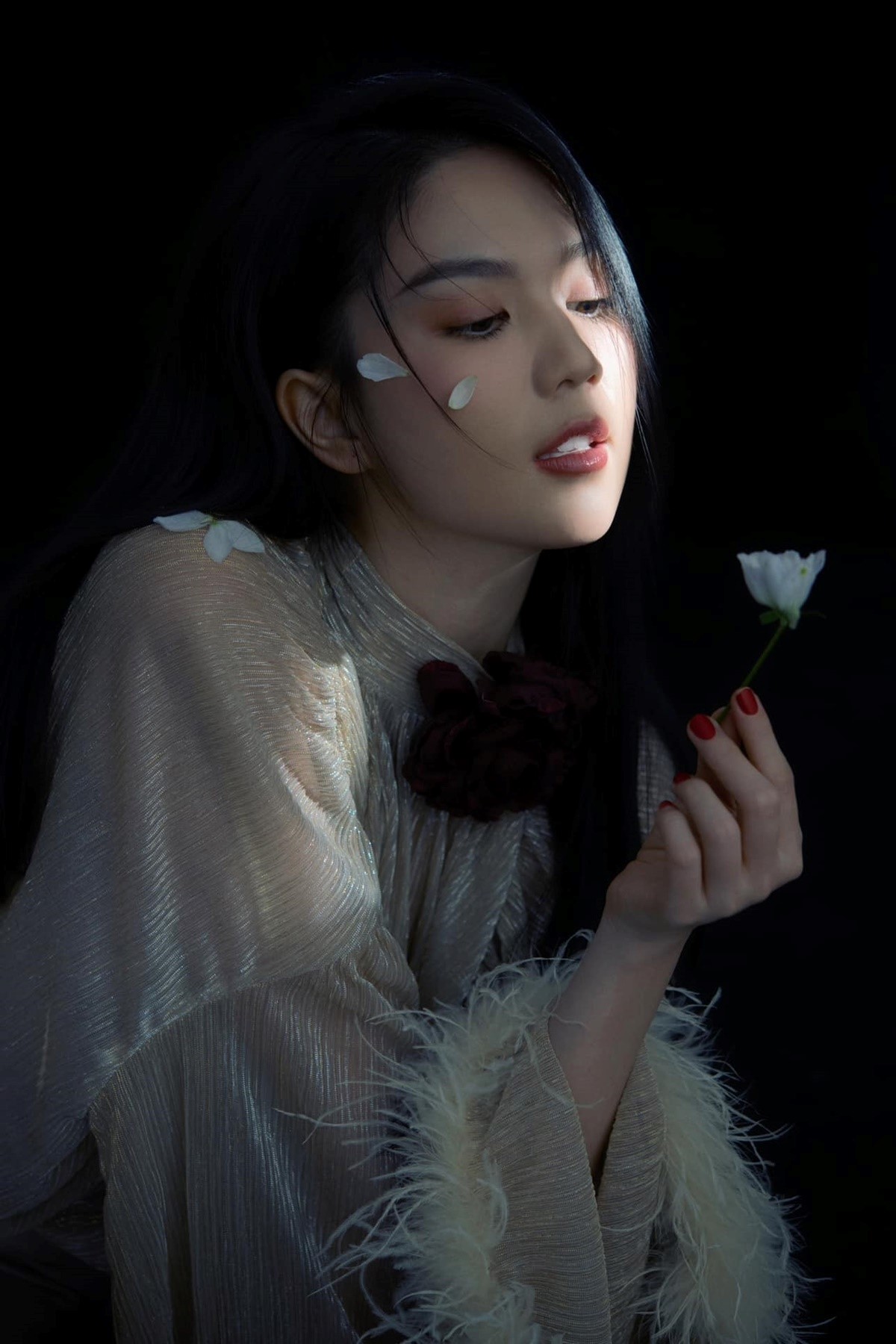 ngoc trinh khoe duong cong lan lung tran trang non ben ban be ngoc trinh khoe duong cong lan lung tran trang non ben ban be