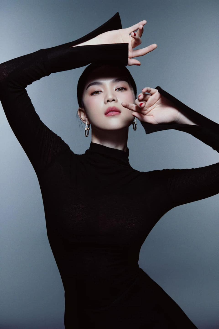 ngoc trinh tung bo anh dien trang phuc kin dao tuy nhien cu dan mang chi chu y den mot dieu1 ngoc trinh tung bo anh dien trang phuc kin dao tuy nhien cu dan mang chi chu y den mot dieu1