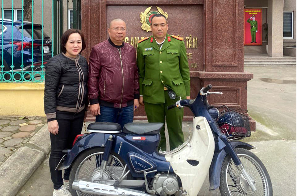 chau gai di choi de quen xe may o vuon hoa chu nhan duoc cong an goi dien trao tra chau gai di choi de quen xe may o vuon hoa chu nhan duoc cong an goi dien trao tra