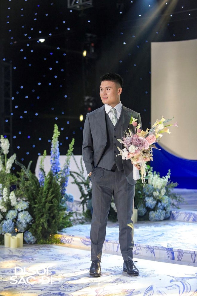 quang hai duoc me mo cua xe de lay may truoc them don dau ngoai hinh banh bao nhu tong tai3