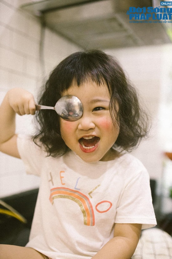 bo anh o nha chong dich cua co nhoc 3 tuoi nhang nhit khien cong dong mang bat cuoi thich thu dspl 15