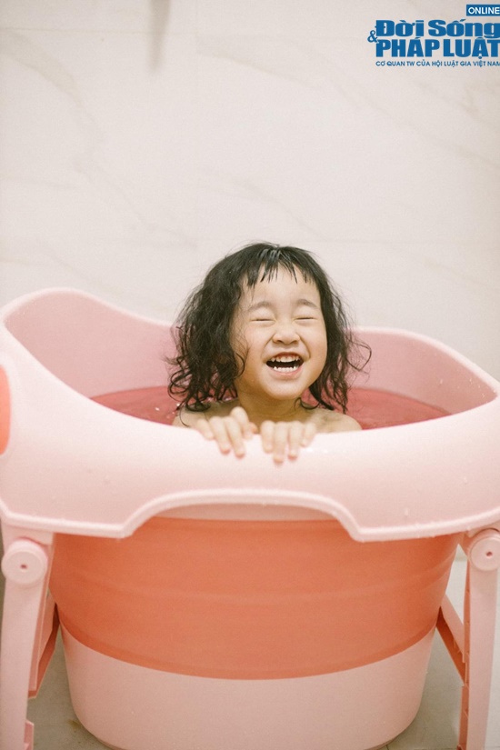 bo anh o nha chong dich cua co nhoc 3 tuoi nhang nhit khien cong dong mang bat cuoi thich thu dspl 18