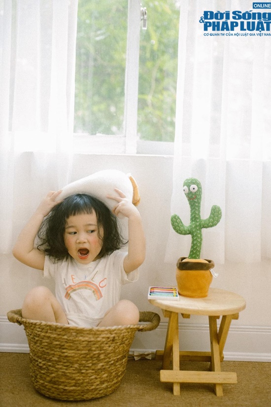 bo anh o nha chong dich cua co nhoc 3 tuoi nhang nhit khien cong dong mang bat cuoi thich thu dspl 3