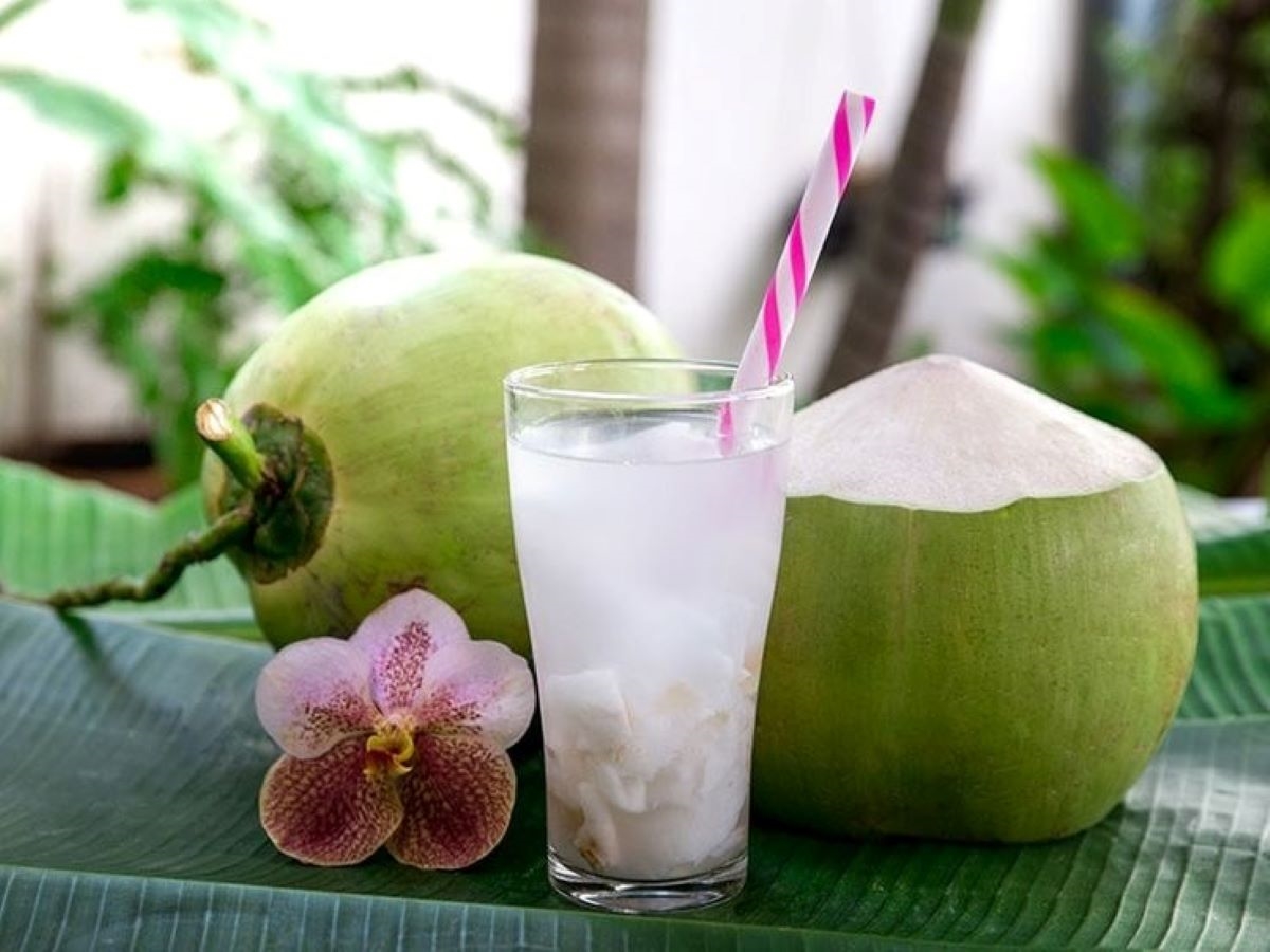 Uống nước dừa trong mùa nắng nóng có lợi ích gì